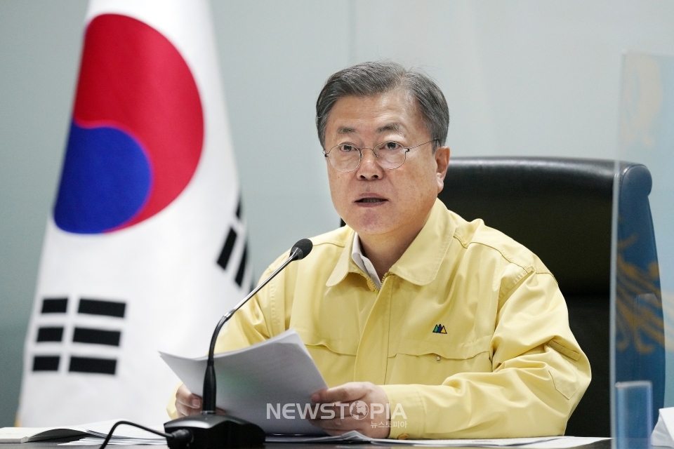 문재인 대통령이 7일 오전 청와대 국가위기관리센터에서 코로나19 중앙재난안전대책본부 회의를 주재하고 있다. (사진=청와대 제공)