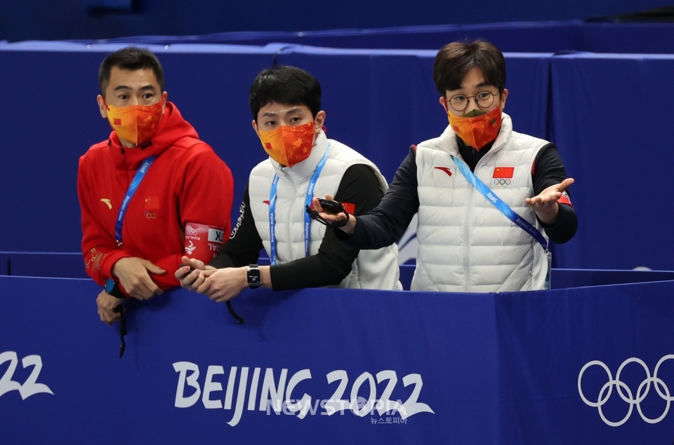 7일 오후 중국 베이징 캐피털 실내경기장에서 열린 2022 베이징 동계올림픽 쇼트트랙 남자 1000m 경기, 중국 김선태 감독과 안현수(러시아명 빅토르 안) 기술코치가 판정을 기다리고 있다.ⓒ뉴시스