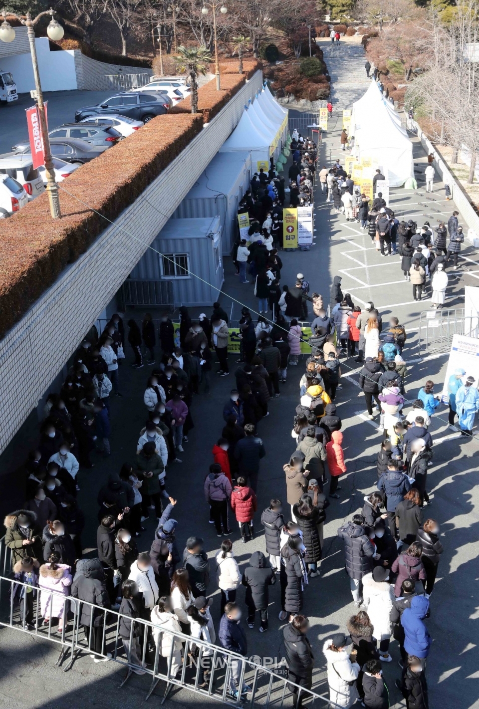 부산지역 코로나19 확진자가 2174명(6일 0시 기준)으로 역대 하루 최다 규모를 기록한 6일 남구 부산문화회관 주차장에 설치된 임시선별검사소를 찾은 시민들이 신속항원검사와 PCR검사를 하기 위해 길게 줄을 선 채 차례를 기다리고 있다.ⓒ뉴시스