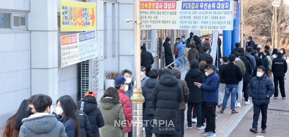 연일 코로나19 확진자가 증가하고 있는 10일 전북 전주시 전주실내배드민턴장에 마련된 선별진료소 앞이 검사를 받기 위해 몰린 시민들로 북적이고 있다.ⓒ뉴시스