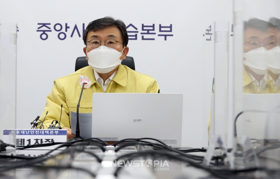 권덕철 중앙재난안전대책본부 1차장(보건복지부 장관)이 14일 오전 정부세종청사에서 열린 코로나19 대응 중대본 회의에서 모두발언을 하고 있다.ⓒ뉴시스