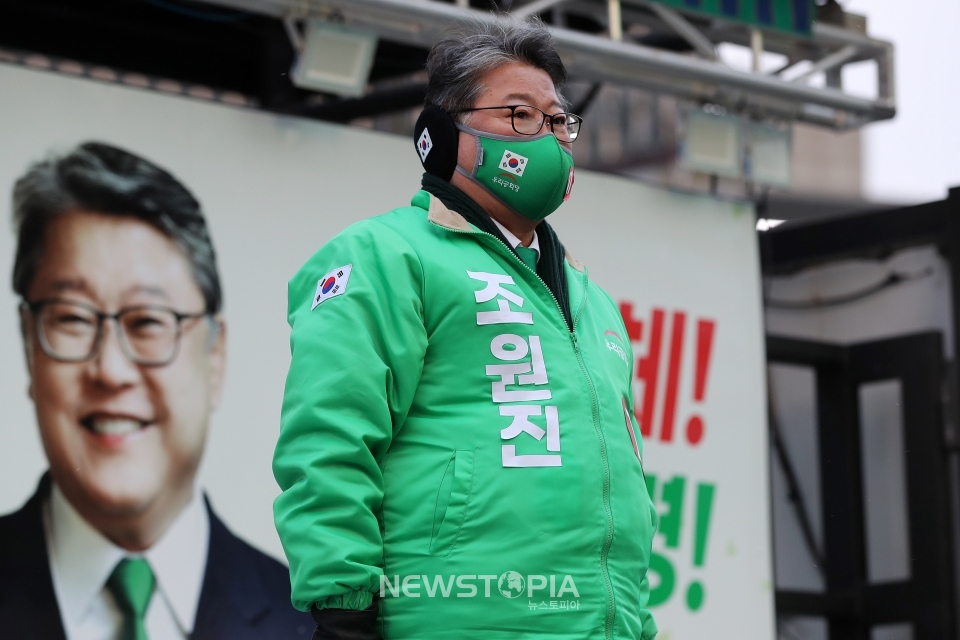 대선 공식 선거운동 첫날인 15일 오전 서울 종로구 세종대로사거리 인근에서 조원진 우리공화당 대선후보가 유세하고 있다. ⓒ뉴시스