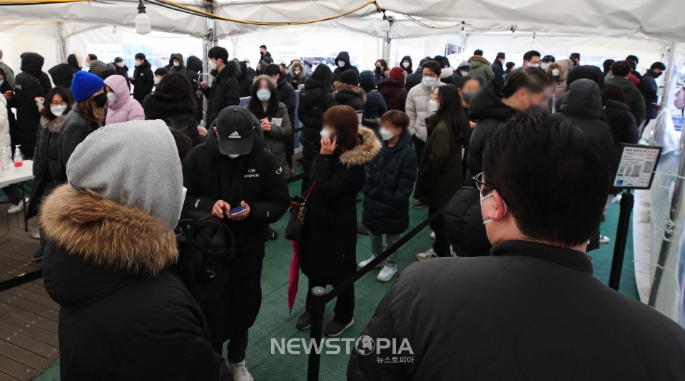 코로나19 신규 확진자가 5만7177명으로 역대 최다를 기록한 15일 오전 서울 송파구 보건소 선별진료소에서 시민들이 검사를 받기위해 줄 서 있다.ⓒ뉴시스