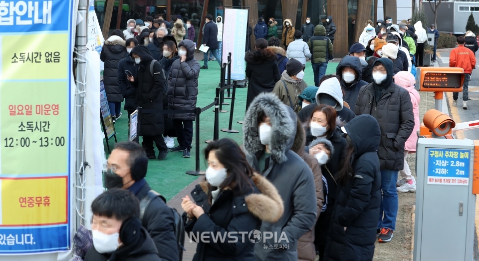 0시 기준 코로나19 신규확진자가 9만443명 발생한 16일 오전 서울 송파구보건소 선별진료소를 찾은 시민들이 신속항원검사와 PCR검사를 받기 위해 대기하고 있다.ⓒ뉴시스