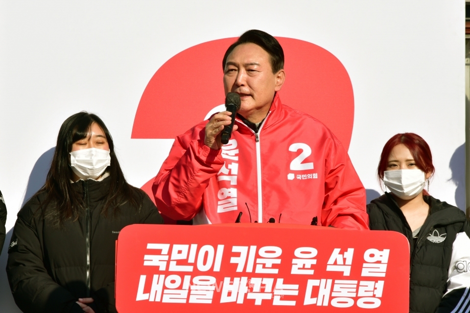 윤석열 국민의힘 대선후보가 17일 서울 서초구 고속버스터미널에서 열린 '공정, 상식, 법치의 대한민국!' 서초 유세에서 지지를 호소하고 있다.ⓒ뉴시스