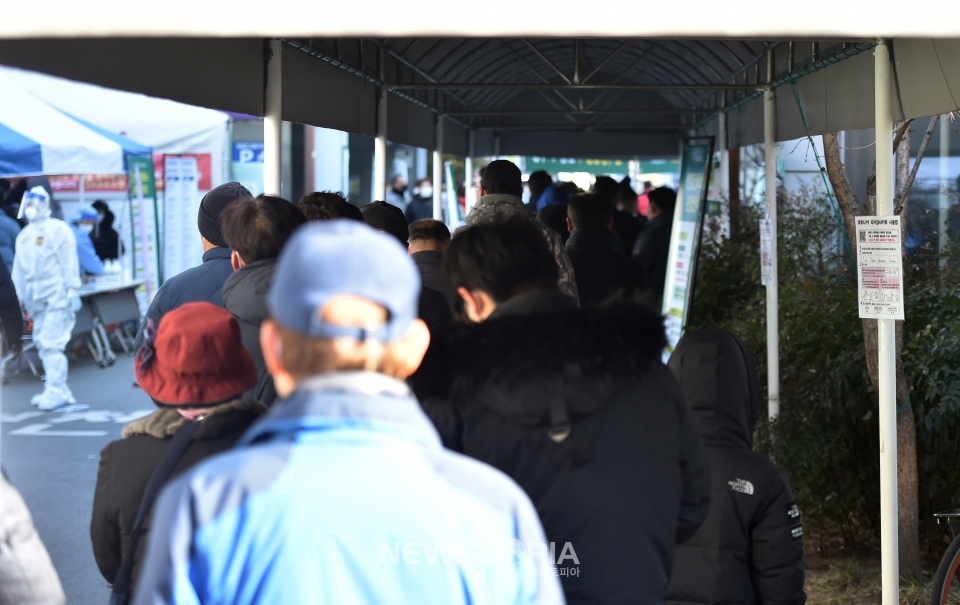 코로나19 확산세가 이어지고 있는 21일 오전 대구 수성구보건소 선별진료소에서 시민들이 신속항원검사를 받기 위해 대기하고 있다.ⓒ뉴시스