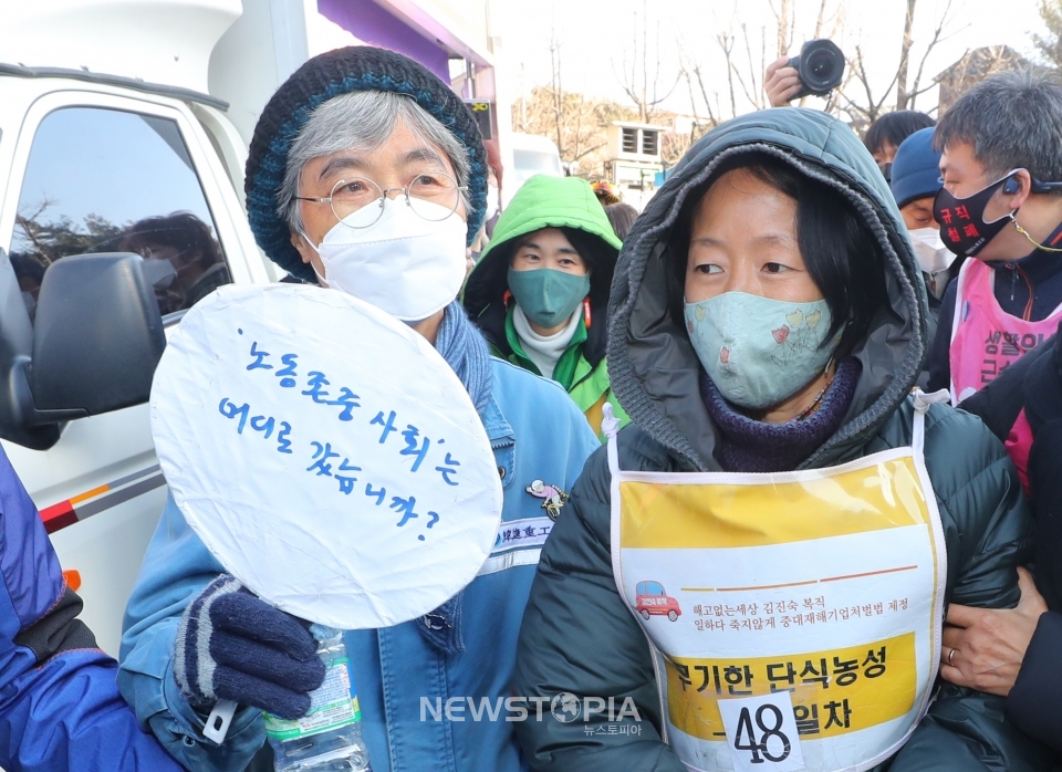 복직을 촉구하며 지난해 12월 30일 부산을 출발해 청와대까지 희망 뚜벅이 행진을 한 김진숙 전국민주노동조합총연맹 부산본부 지도위원이 7일 오후 서울 종로구 청운동주민센터 앞에서 응급실로 향하는 단식농성 노동자들을 배웅하고 있다. 2021.02.07.ⓒ뉴시스