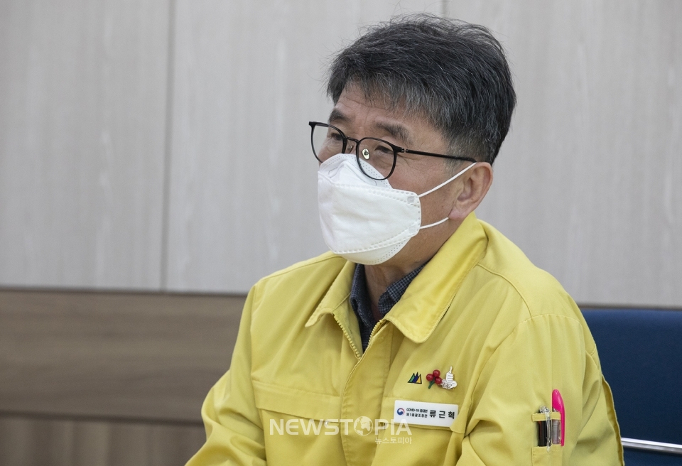 류근혁 보건복지부 제2차관(코로나바이러스감염증-19 중앙재난안전대책본부 제1총괄조정관)이 1월 설 연휴 첫날인 29일 오후 세종시청에 설치된 선별진료소를 방문, 검사체계 전환에 따른 준비상황을 점검, 간담회 하고 있다. 29일부터 일반 국민들은 선별진료소를 방문하는 경우 자가검사키트를 배부받을 수 있다. 정부는 2월 3일부터 고위험군은 현장에서 바로 유전자증폭(이하 PCR) 검사를 실시하고, 저위험군은 자가검사키트 현장 검사를 거쳐, 양성인 경우 PCR 검사를 진행하는 것으로 선별진료소 검사체계를 변경했다. (사진=보건복지부 제공)