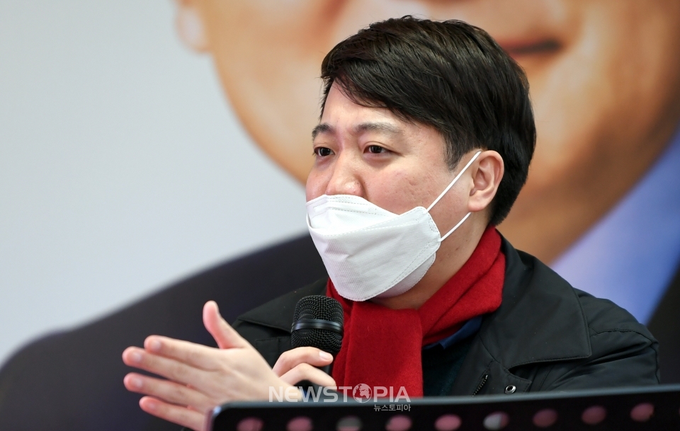 이준석 국민의힘 대표가 24일 오후 광주 동구 충장로에서 윤석열 대통령 후보 지지를 호소하고 있다. ⓒ뉴시스