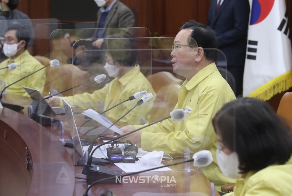 김부겸 국무총리가 25일 오전 서울 종로구 정부서울청사에서 열린 코로나19 중앙재난안전대책본부(중대본)회의에 참석해 발언하고 있다. ⓒ뉴시스