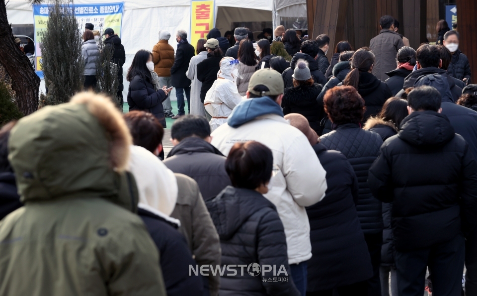 코로나19 신규 확진자가 13만9626명으로 집계된 28일 오전 서울 송파구 보건소 선별진료소에서 시민들이 검사를 받기 위해 대기하고 있다. ⓒ뉴시스