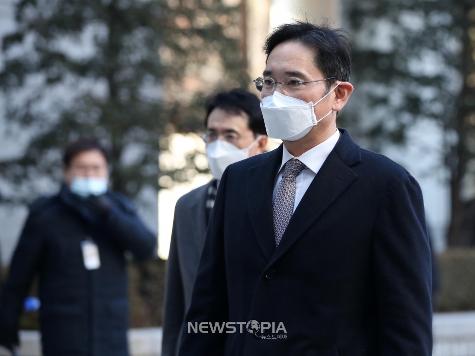부당합병과 회계부정 등의 의혹을 받고 있는 이재용 삼성전자 부회장이 24일 오전 서울 서초구 서울중앙지방법원에서 열린 자본시장과 금융투자업에 관한 법률 위반 혐의 관련 공판에 출석하고 있다. ⓒ뉴시스