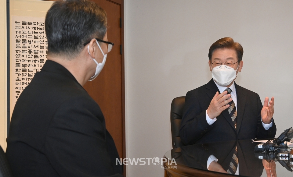 이재명 더불어민주당 대선 후보가 3일 서울 중구 서울대교구청에서 정순택 베드로 천주교 서울대교구장을 예방하고 있다. ⓒ뉴시스
