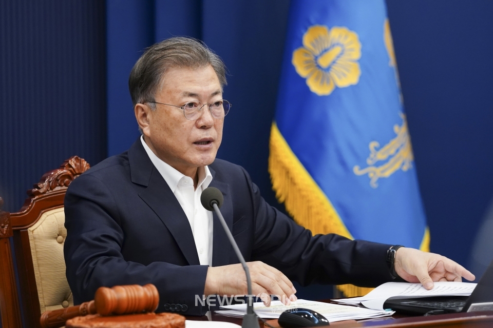 문재인 대통령이 8일 청와대 여민관에서 열린 영상 국무회의에서 발언하고 있다. (사진=청와대 제공)