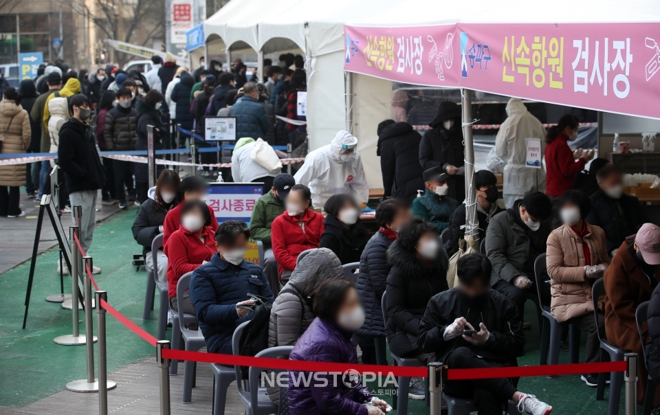 코로나19 신규 확진자가 34만 2,446명으로 역대 최다를 기록한 9일 오전 서울 송파구 보건소 선별진료소에서 PCR 검사를 기다리는 시민과 신속항원검사 결과를 기다리는 시민들로 붐비고 있다. ⓒ뉴시스