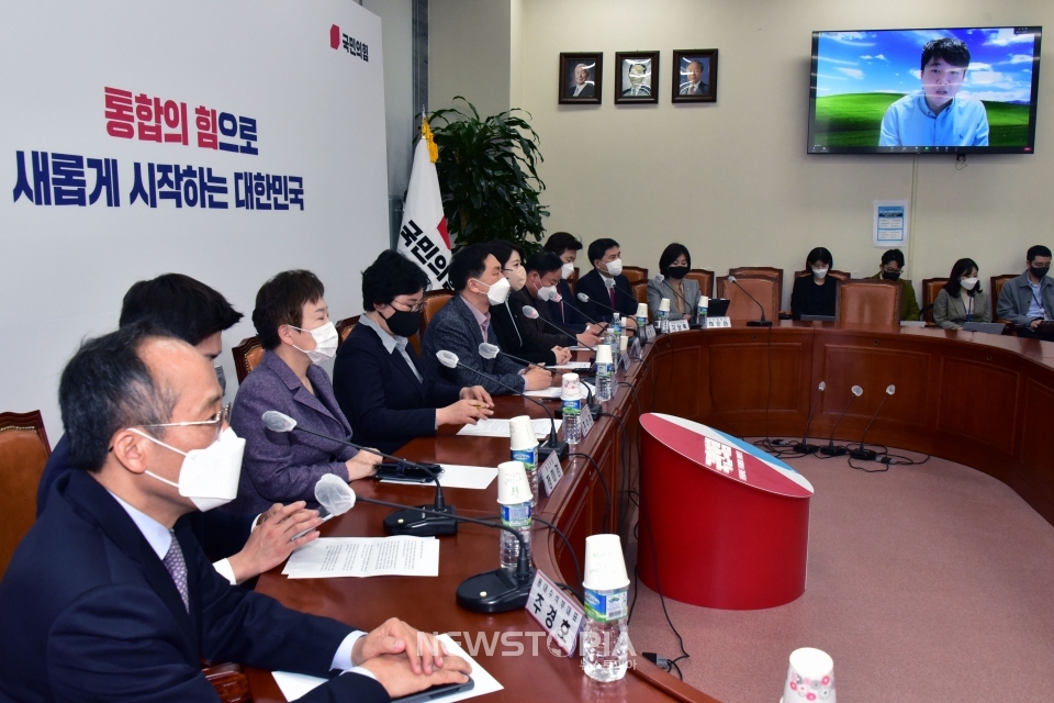 이준석 국민의힘 대표가 14일 서울 여의도 국회에서 열린 국민의힘 최고위원회의에 화상으로 참석해 발언하고 있다.ⓒ뉴시스