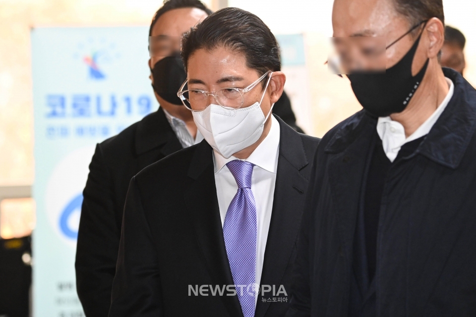 200억대 배임·횡령 혐의로 재판에 넘겨진 조현준 효성그룹 회장이 25일 오후 서울 서초구 서울고등법원에서 열린 항소심 선고 공판을 마친 뒤 법정을 나서고 있다. 2020.11.25.ⓒ뉴시스