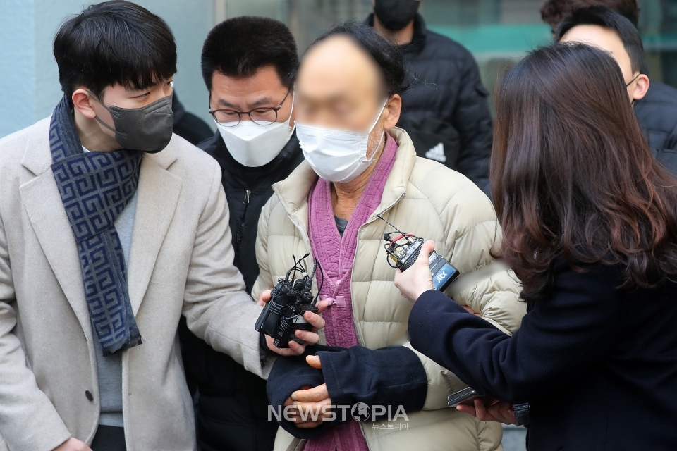 선거 유세 현장에서 송영길 더불어민주당 전 대표의 머리를 둔기로 가격한 혐의를 받는 70대 남성이 16일 오전 서울 서대문경찰서에서 검찰로 구속 송치되며 취재진 질문에 답변하고 있다.ⓒ뉴시스