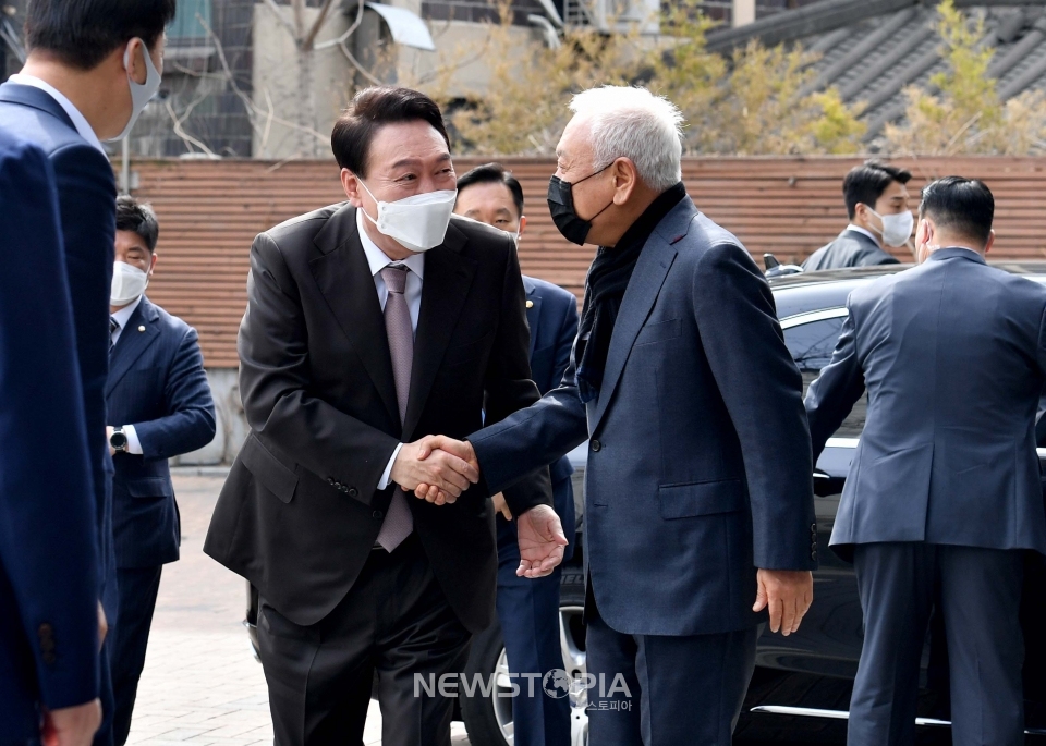 윤석열 대통령 당선인이 17일 서울 종로구 통의동 집무실로 출근하며 김한길 국민통합위원장과 인사하고 있다.ⓒ뉴시스