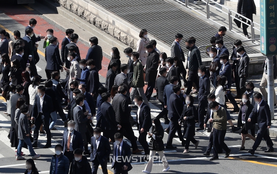 영등포구 여의도역 인근에서 직장인들이 점심식사를 위해 이동하고 있는모습ⓒ뉴시스