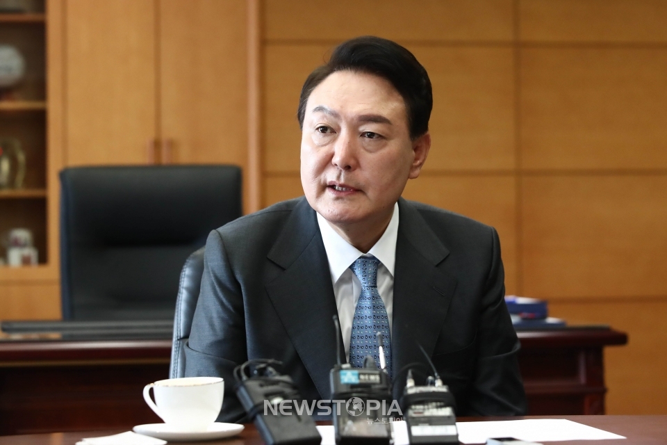 윤석열 대통령 당선인이 21일 서울 종로구 통의동 대통령직인수위원회에서 열린 경제 6단체장과의 오찬 회동에 앞서 인사말을 하고 있다. ⓒ뉴시스