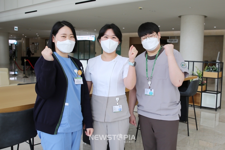 버스에 쓰러진 70대 승객에게 심폐소생술을 실시해 구조한 건양대병원 의료진.(사진=건양대학교병원 제공)