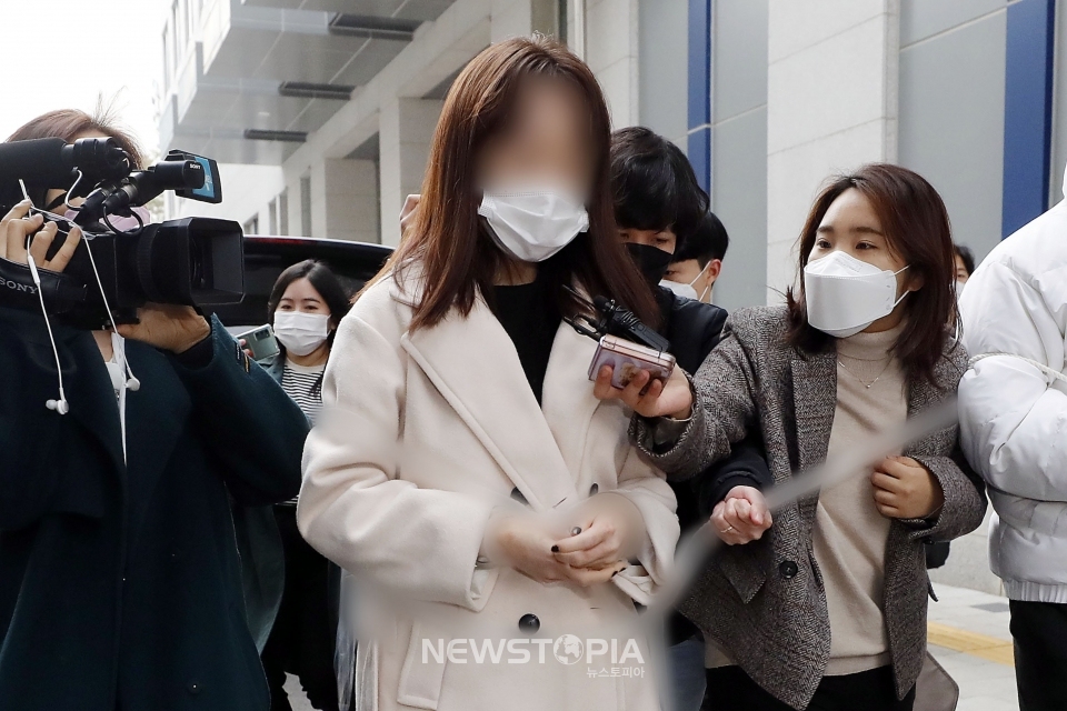 지하철에서 휴대전화로 60대 남성의 머리를 수차례 때린 혐의를 받고 있는 20대 여성 A씨가 30일 서울 양천구 서울남부지방검찰청으로 송치되고 있다.ⓒ뉴시스