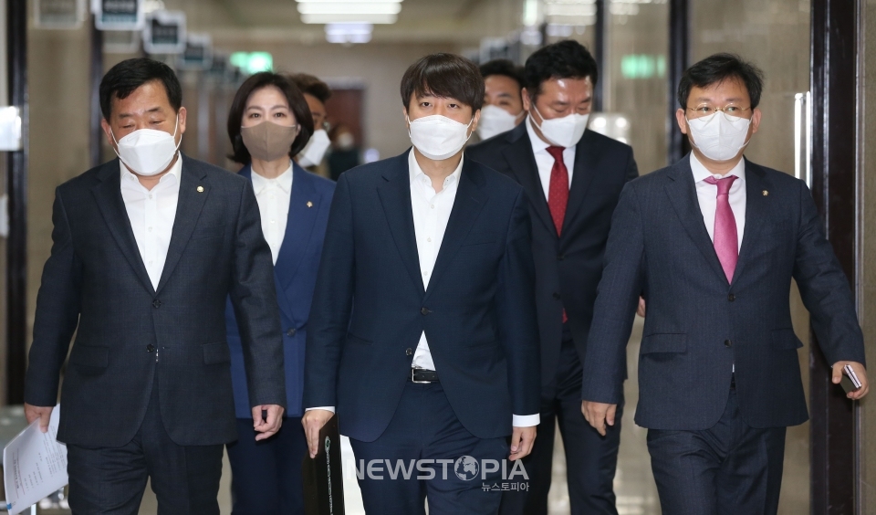 이준석 국민의힘 대표가 31일 서울 여의도 국회에서 열린 최고위원회의에 참석하고 있다. ⓒ뉴시스