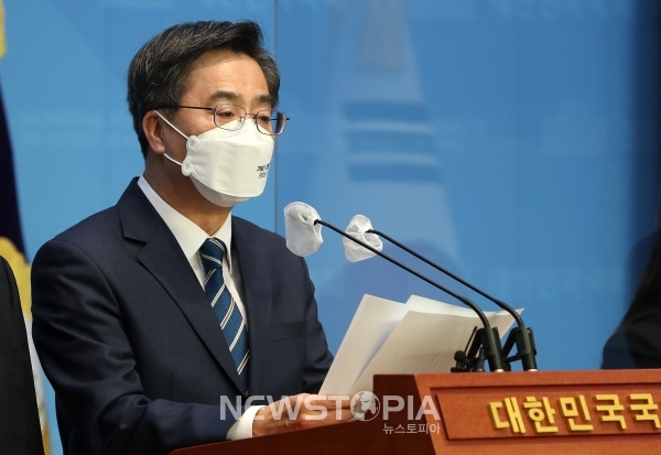 김동연 새로운물결 대표가 31일 서울 여의도 국회 소통관에서 6.1 지방선거 경기도지사 출마를 선언하고 있다.ⓒ뉴시스