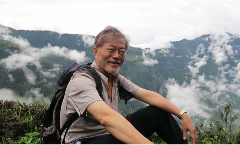 2016년 히말라야 산행 때 금괴 관련 발언을 했던 문재인 대통령 영상. / 사진=탁현민 비서관 페이스북 캡처