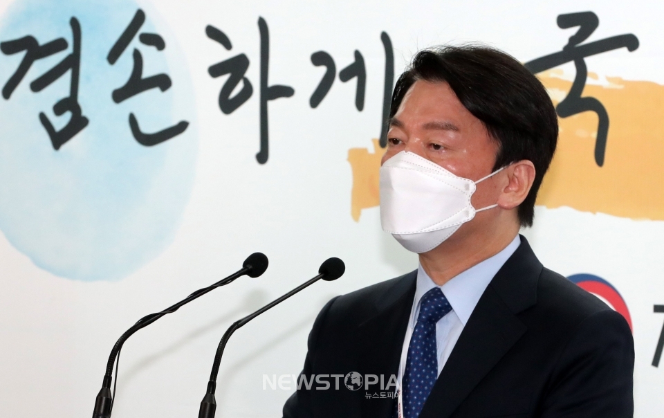 안철수 대통령직인수위원장이 7일 오전 서울 종로구 통의동 인수위 기자회견장에서 조직개편 관련 브리핑을 하고 있다. ⓒ뉴시스