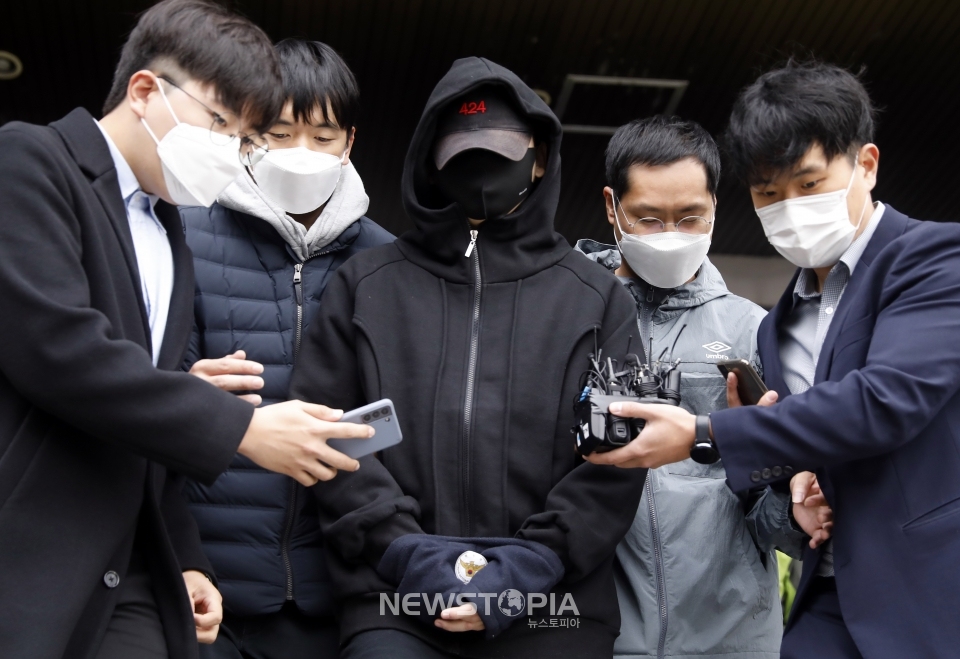 음주 측정 거부 및 경찰관 폭행 혐의 등으로 구속된 장제원 국민의힘 의원 아들 래퍼 장용준(예명 노엘)이 19일 서울 서초경찰서에서 검찰로 송치되고 있다. 장씨는 음주운전 등 혐의로 집행유예 중인 지난 9월18일 저녁 반포동에서 또 무면허 상태로 벤츠 차량을 몰다가 다른 차와 접촉사고를 냈다. 이후 현장에 출동해 음주 측정 및 신원 확인을 요구한 경찰관의 머리를 들이받은 혐의도 있다. 2021.10.19.ⓒ뉴시스