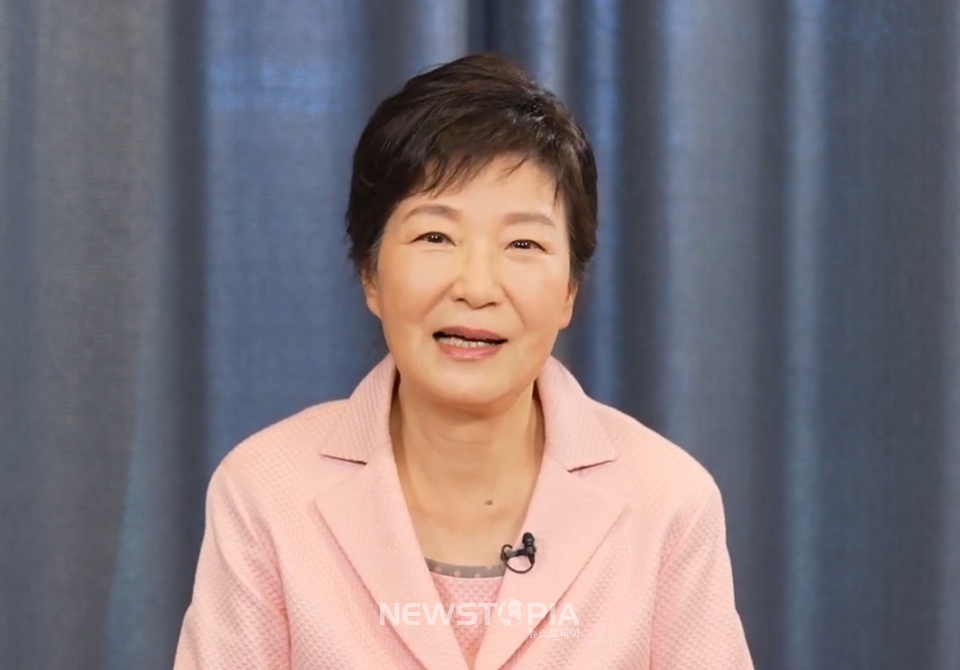 박근혜 전 대통령이 8일 유튜브 채널 유영하 TV를 통해 6·1 지방선거 대구시장에 출마한 유영하 변호사 지지를 선언하고 있다. (사진=유영하 TV 캡처)