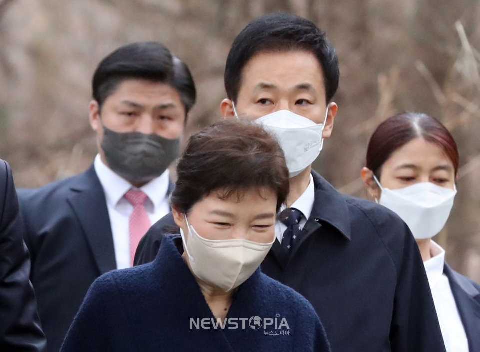 박근혜 전 대통령이 24일 오전 서울 동작구 국립서울현충원을 찾아 고 박정희 전 대통령의 묘소 참배를 마치고 경호원의 호위를 받으며 유영하 변호사와 함께 걸어 내려오고 있다.ⓒ뉴시스