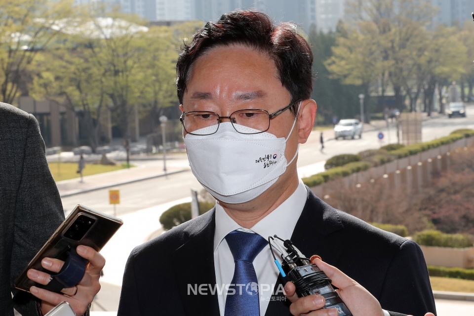 박범계 법무부 장관이 11일 오전 경기 과천시 법무부 청사로 출근하며 취재진의 질문에 답하고 있다.ⓒ뉴시스
