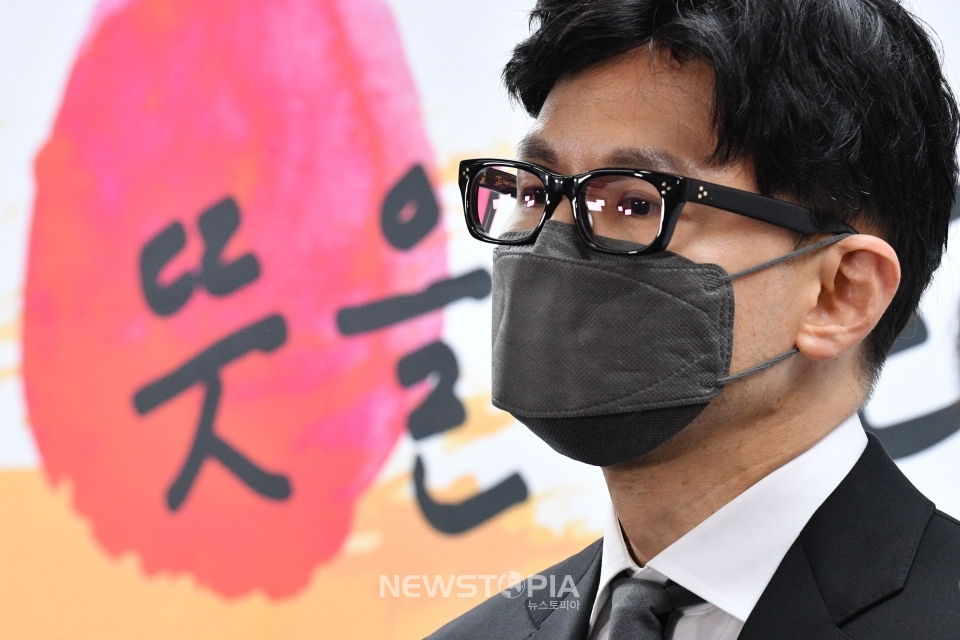 한동훈 법무부 장관 후보자가 13일 서울 종로구 통의동 인수위 브리핑룸에서 윤석열 대통령 당선인의 2차 내각 인선 발표를 듣고 있다.ⓒ뉴시스
