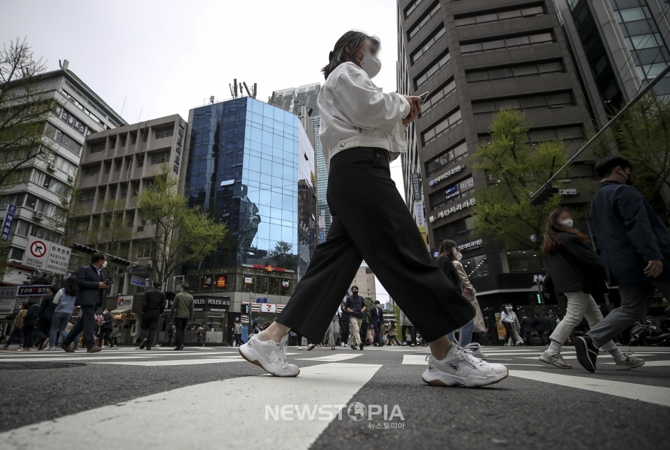 오는 18일부터 적용될 정부의 새 거리두기 조정안 발표를 하루 앞둔 14일 오후 서울 중구 서울시청 인근에서 마스크를 쓴 시민들이 이동하고 있다.ⓒ뉴시스