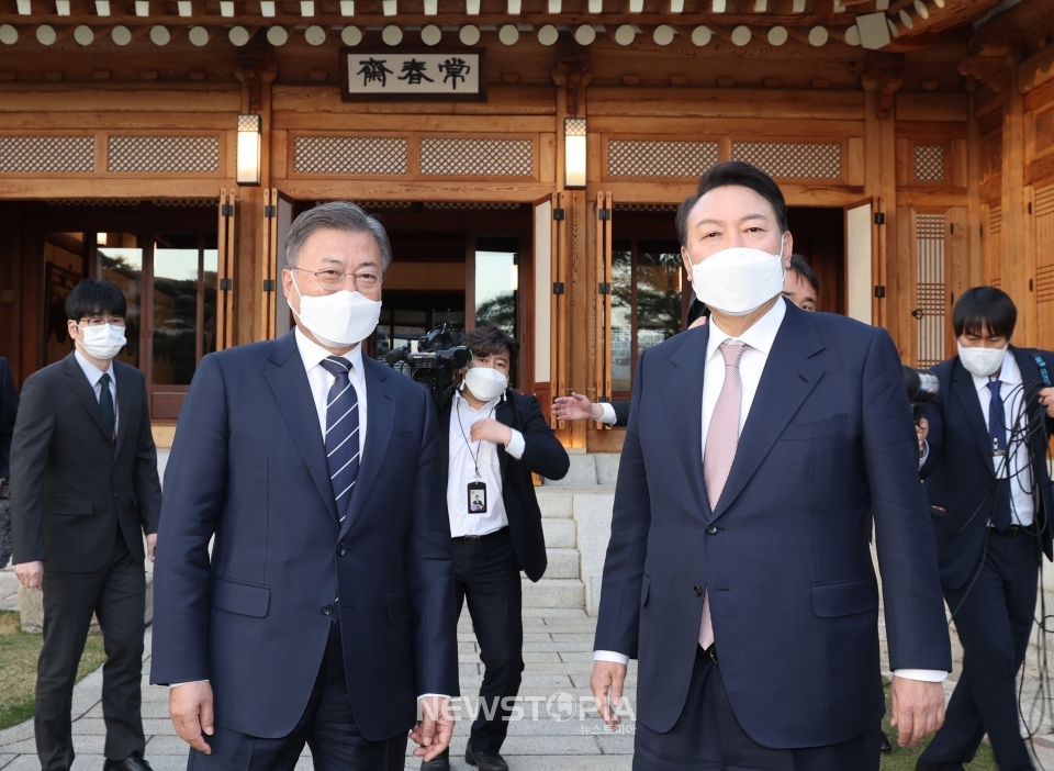 문재인 대통령과 윤석열 대통령 당선인이 지난28일 오후 청와대 상춘재에서 만찬 회동에 앞서 대화하고 있다.ⓒ뉴시스