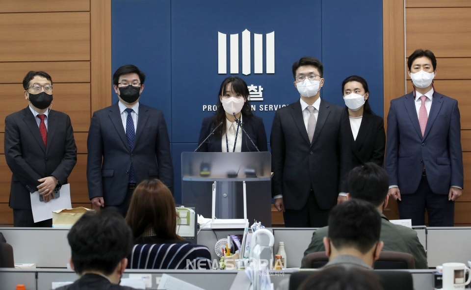 대전지검 김진혁 검사(맨 왼쪽), 울산지검 남소정 검사(왼쪽 세 번째), 서울중앙지검 임진철 검사(왼쪽 네 번째), 의정부지검 윤경 검사(오른쪽 두 번째) 등 평검사들이 20일 오전 서울 서초구 서울고등검찰청 기자실에서 검수완박(검찰 수사권 완전 박탈) 입법에 대응하기 위해 전날(19일) 열렸던 전국 평검사회의 결과 브리핑 및 입장문을 발표하고 있다.ⓒ뉴시스