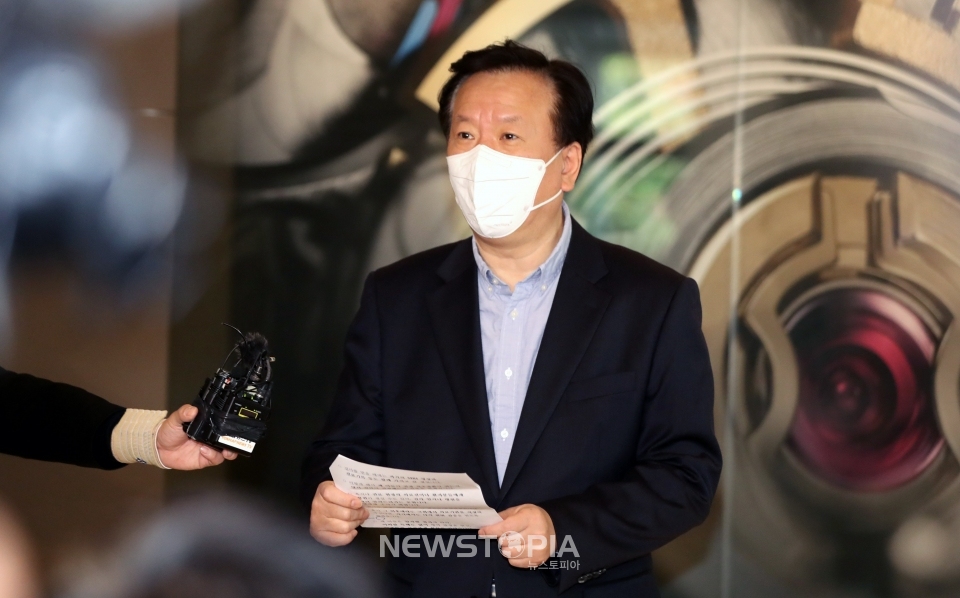 정호영 보건복지부 장관 후보자가 20일 오전 서울 서대문구 국민연금공단 서울북부지역본부에 마련된 인사청문회 준비 사무실에서 입장을 밝히고 있다.ⓒ뉴시스