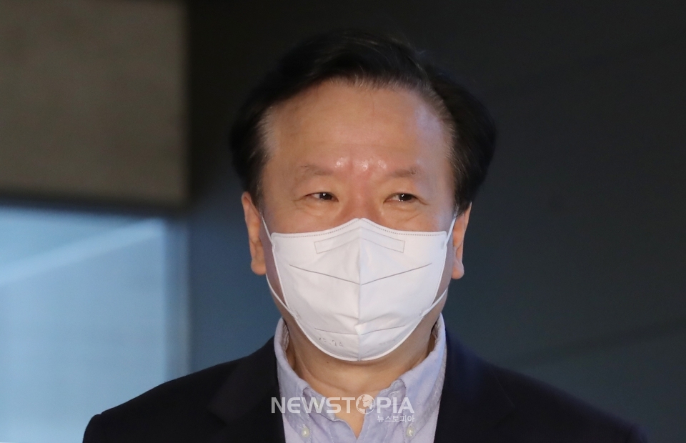 정호영 보건복지부 장관 후보자가 21일 오전 서울 서대문구 국민연금 서울북부지역본부에 마련된 인사청문회 준비 사무실로 출근하고 있다.ⓒ뉴시스