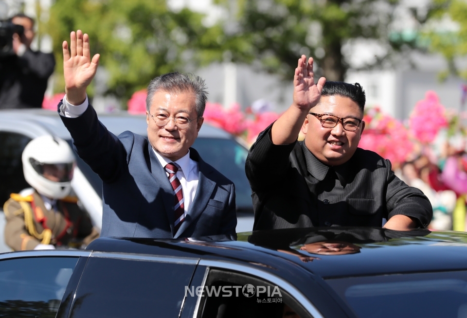 문재인 대통령과 김정은 국무위원장이 9월 18일 무개차를 타고 평양시내를 퍼레이드 하며 시민들의 환영에 답하고 있다. 2018.12.26.ⓒ뉴시스