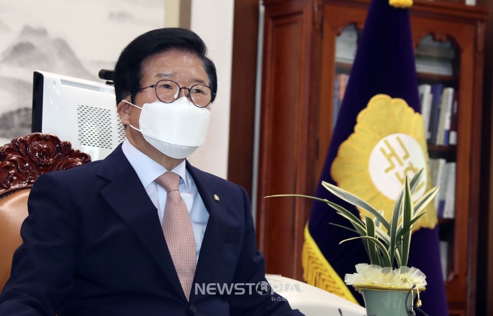 박병석 국회의장이 22일 서울 여의도 국회의장실에서 '검수완박'(검찰 수사권 완전 박탈) 법안 관련 입장문을 발표하고 있다. 이날 박 의장은 '검수완박' 법안 관련 중재안을 여야 원내대표에게 전달한 뒤 입장문을 통해 "양당 의원총회에서 의장 중재안을 수용해줄 것을 강력히 요구한다"고 밝혔다.ⓒ뉴시스