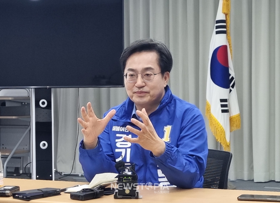 김동연 더불어민주당 경기도지사 예비후보가 22일 오전 10시 경기도북부청사에서 열린 기자간담회에 참석해 발언하고 있다. ⓒ뉴시스