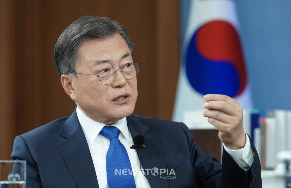 문재인 대통령이 지난 14일 청와대 여민관 집무실에서 JTBC 손석희 전 앵커와 '대담-문재인 5년' 특별대담을 하고 있다. (사진=청와대 제공)