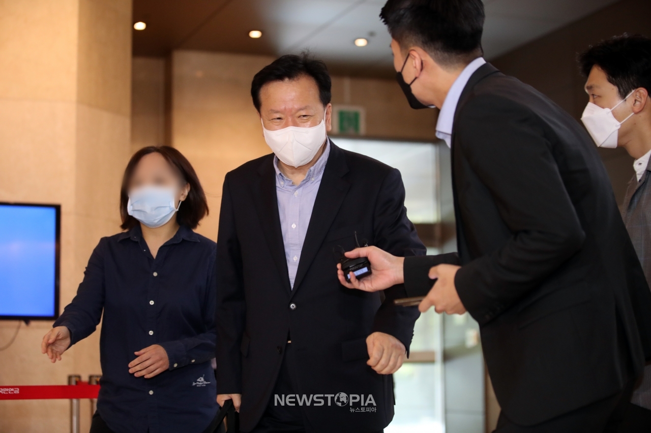 정호영 보건복지부 장관 후보자가 26일 오전 서울 서대문구 국민연금 서울북부지역본부에 마련된 인사청문회 준비 사무실로 출근하고 있다.ⓒ뉴시스