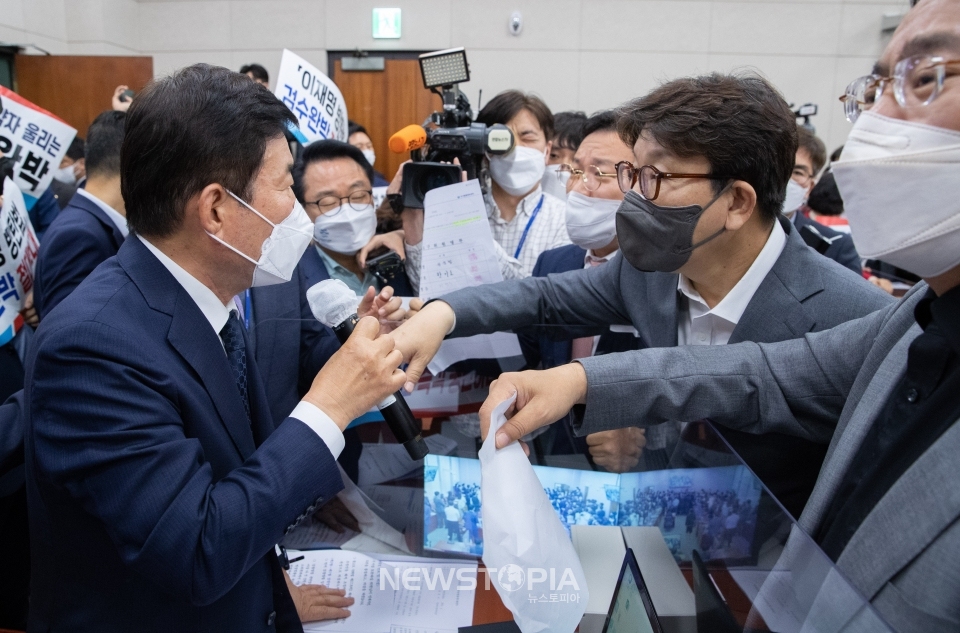 김진표 안건조정위원장이 26일 서울 여의도 국회에서 열린 법제사법위원회 안전조정위원회에서 권성동 국민의힘 원내대표, 유상범 법사위 간사와 언쟁을 벌이고 있다.ⓒ뉴시스