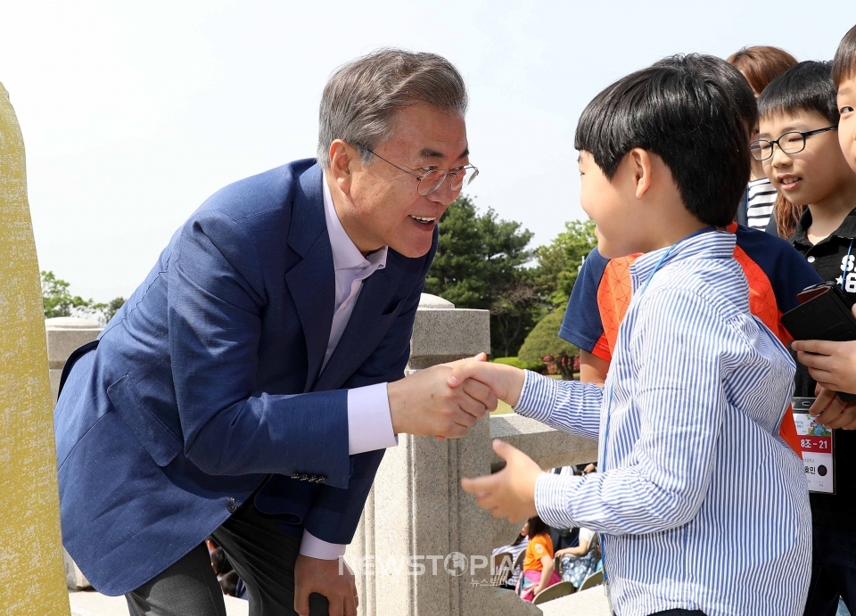 문재인 대통령이 5일 청와대 대정원에서 열린 지난 2018 어린이날 청와대 초청행사에서 어린이들과 인사하고 있는모습ⓒ뉴시스