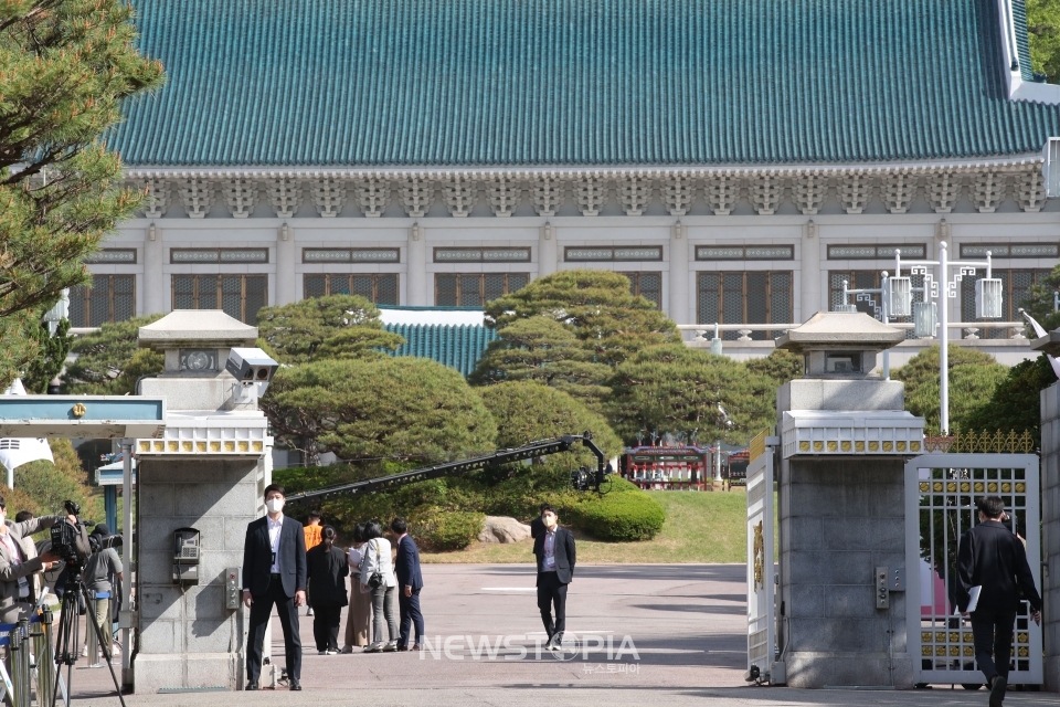 청와대 국민 개방 당일인 10일 오전 서울 종로구 청와대에서 문이 개방돼 있다.ⓒ뉴시스