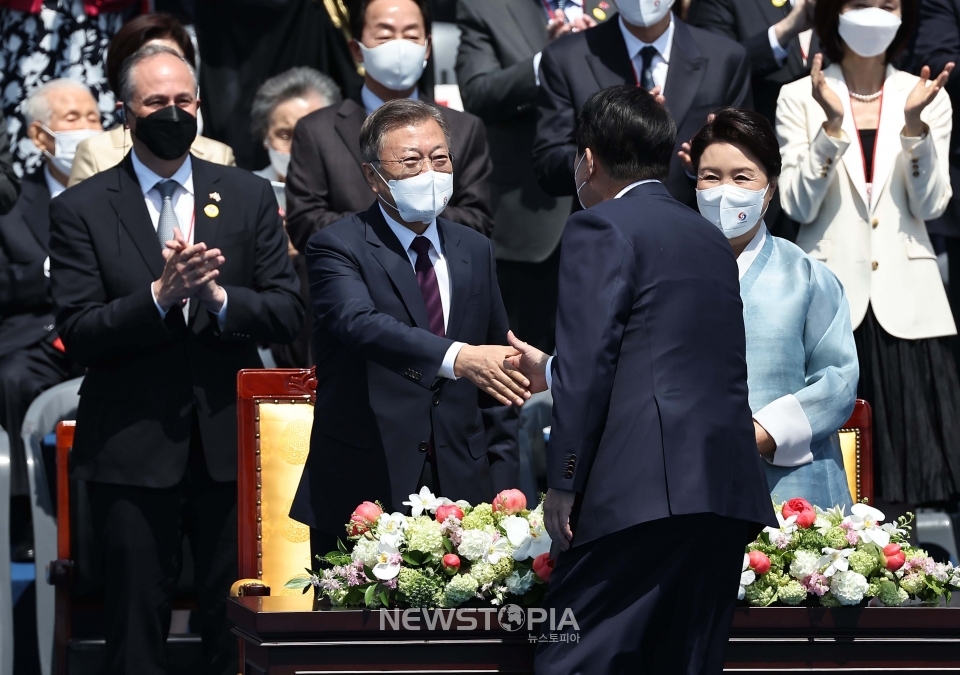 윤석열 대통령이 10일 국회에서 열린 제20대 대통령 취임식에 입장하며 퇴임하는 문재인 전 대통령과 인사하고 있다.ⓒ뉴시스